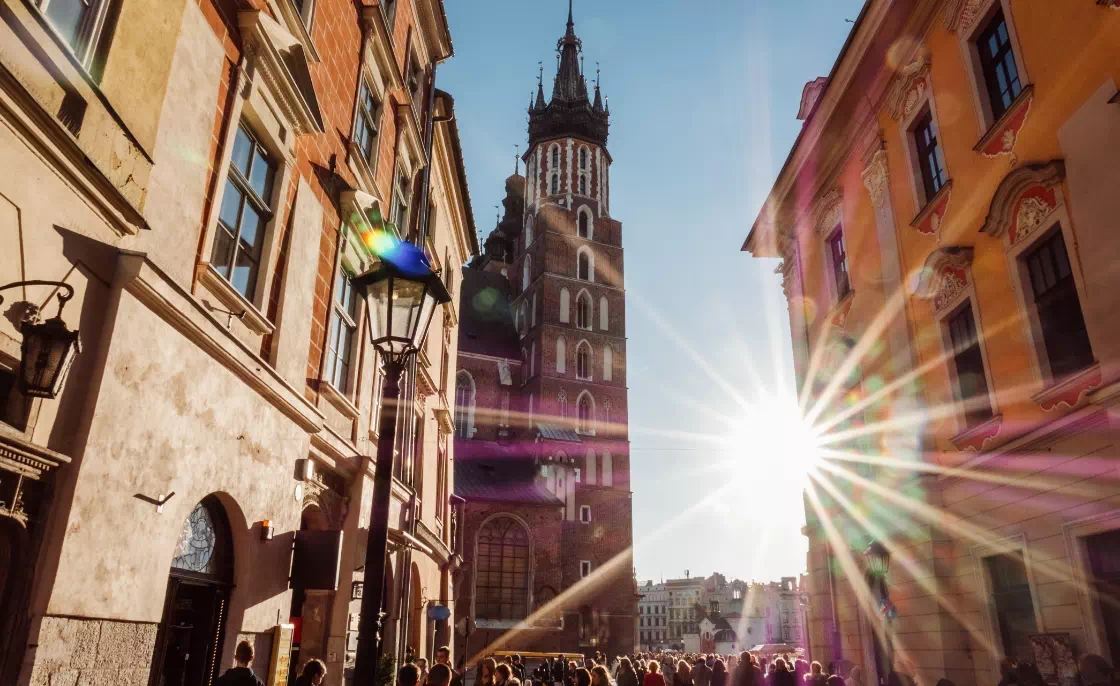 Strzelisty budynek w centrum miasta